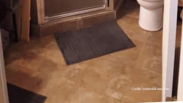 Habitació bàsica, diversos llits | 1 dormitori, cobrellits, cortines opaques i planxa i posts de planxar