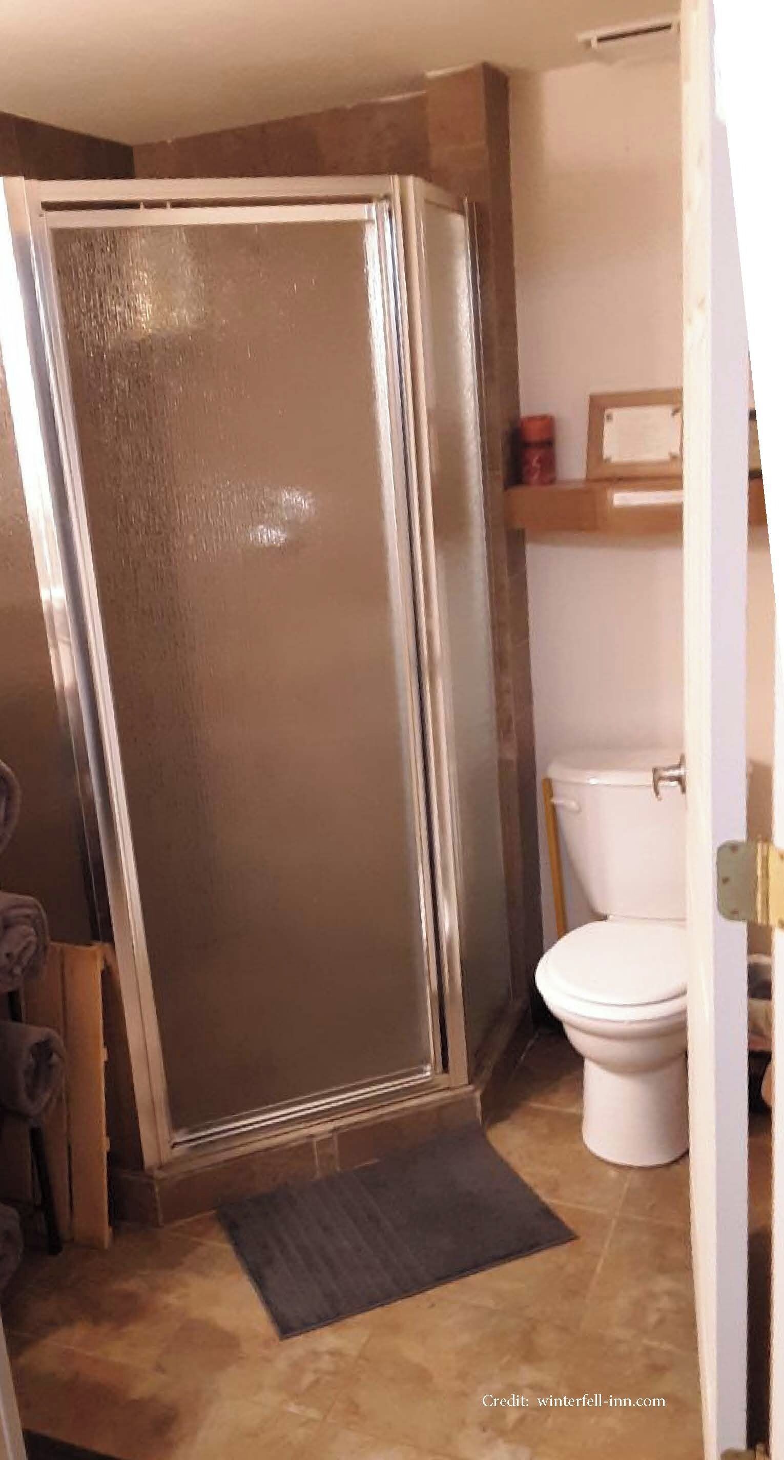 Habitación básica, varias camas | Baño | Ducha, artículos de higiene personal gratuitos y secador de pelo