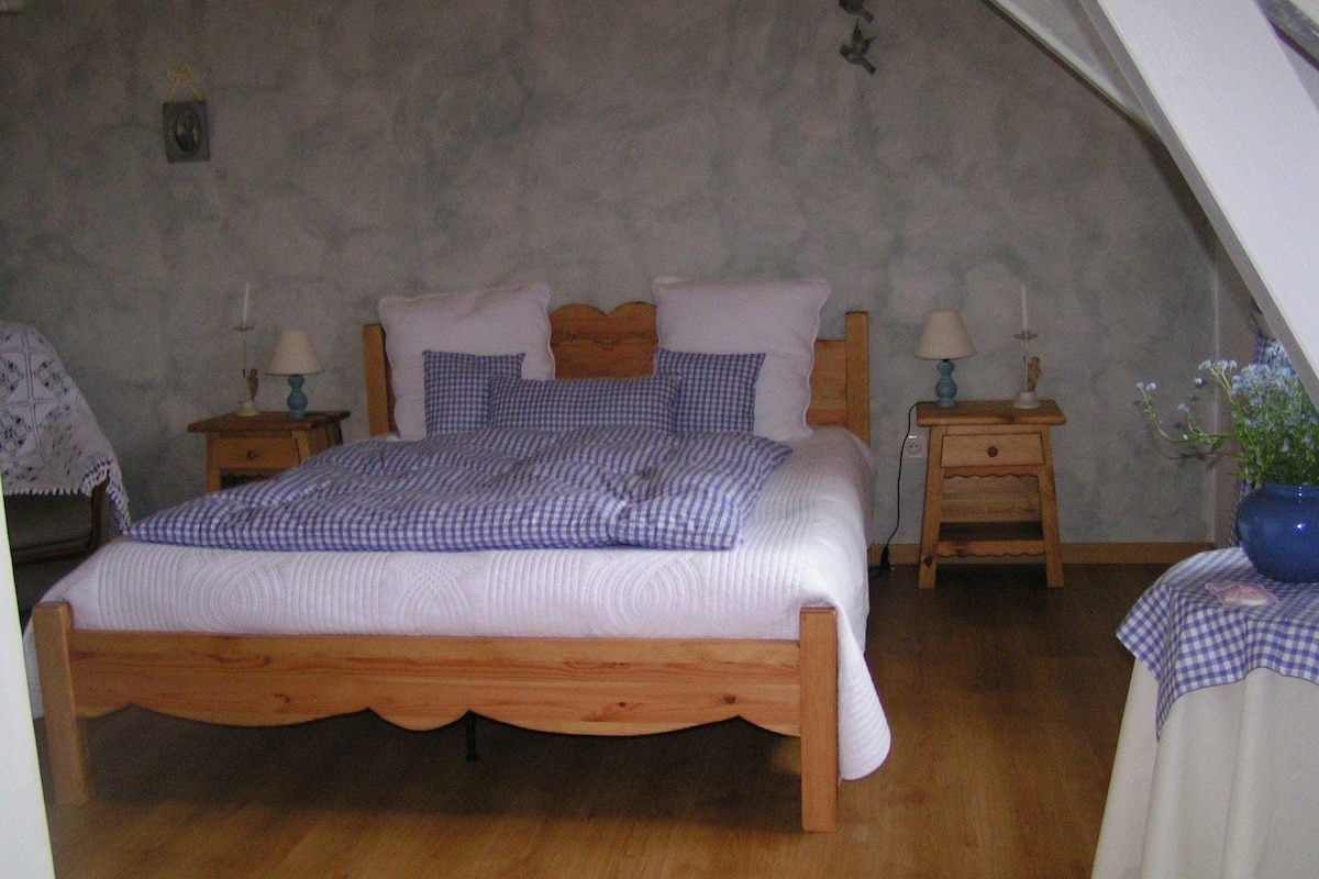 Double Room (Myosotis) | Soundproofing, cribs (free), rollaway beds (surcharge), WiFi (free)