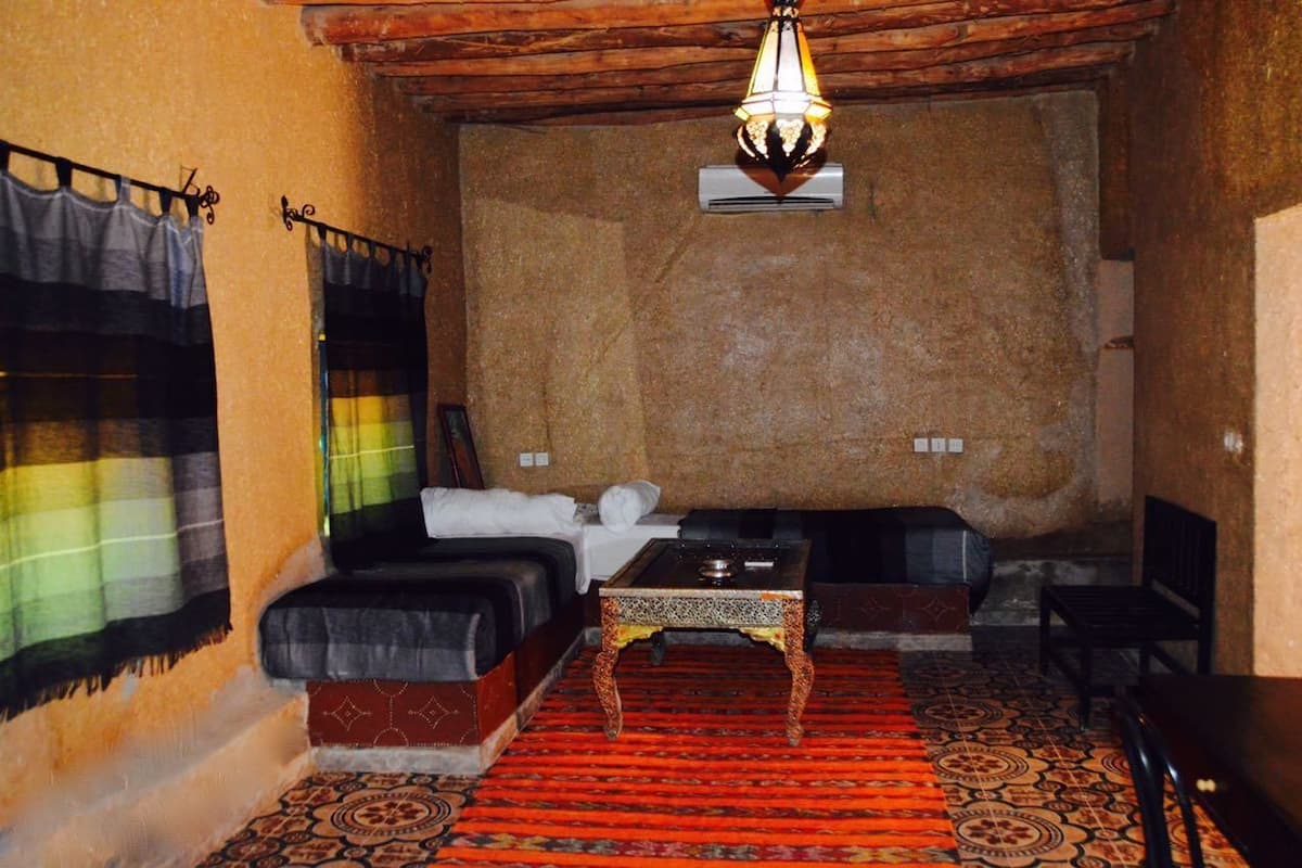 Habitación cuádruple básica | Escritorio, wifi gratis y ropa de cama