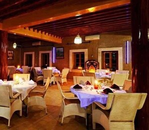 Breakfast, lunch, dinner served; local and international cuisine - Auberge Kasbah Merzouga (Taouz)