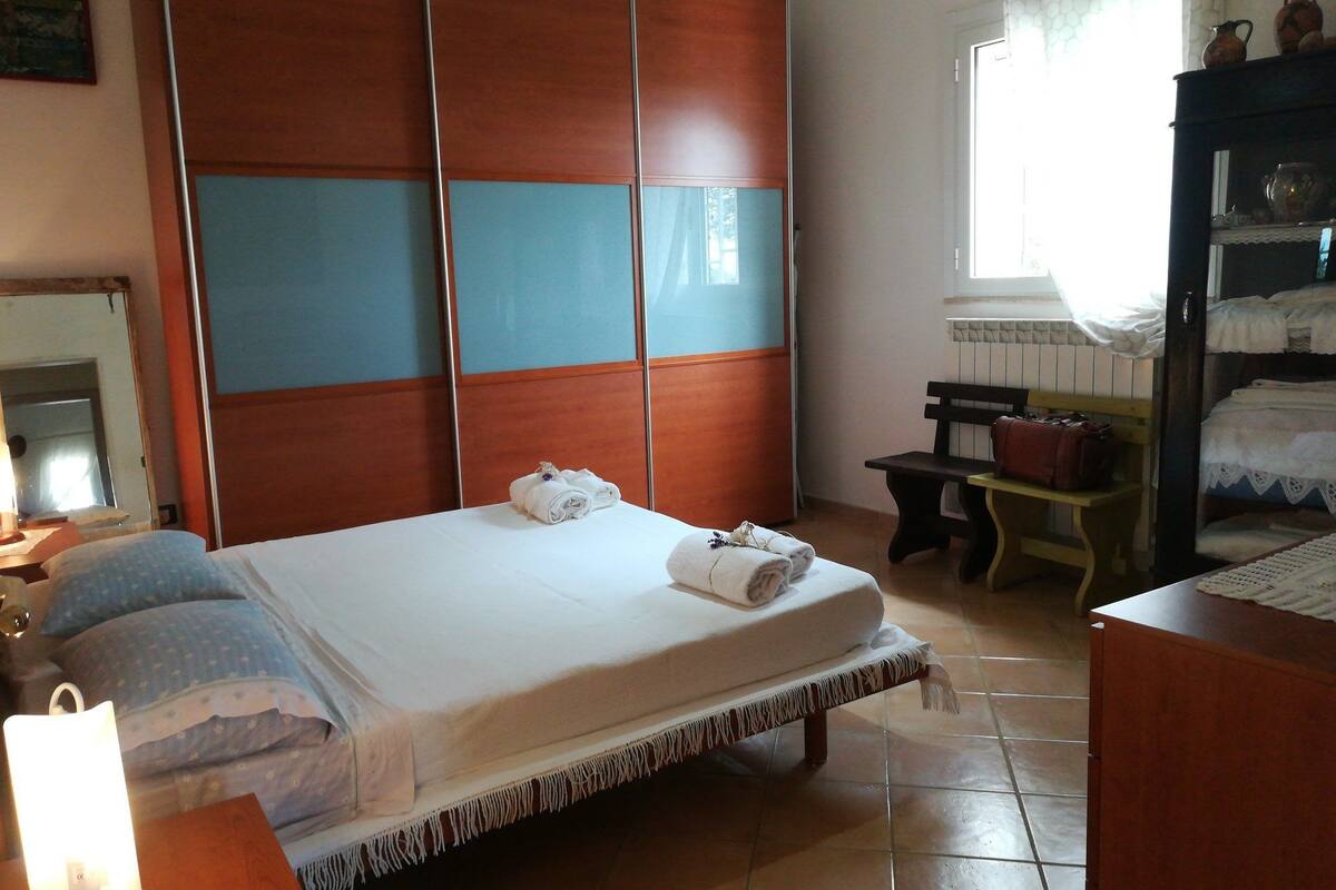 Verduisterende gordijnen, een strijkplank/strijkijzer