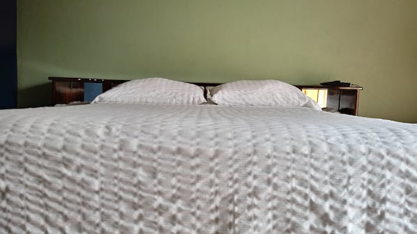 Cortinas blackout, wifi gratis y ropa de cama 