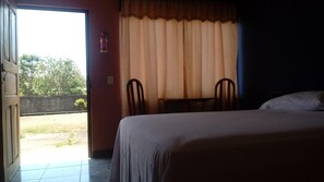 Cortinas blackout, wifi gratis y ropa de cama