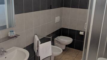 Monolocale Superior | Bagno | Set di cortesia gratuito, asciugacapelli, bidet, asciugamani