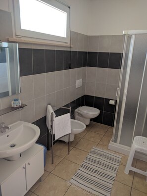 Estudio superior | Baño | Amenidades de baño gratuitas, secadora de cabello, bidet, toallas 