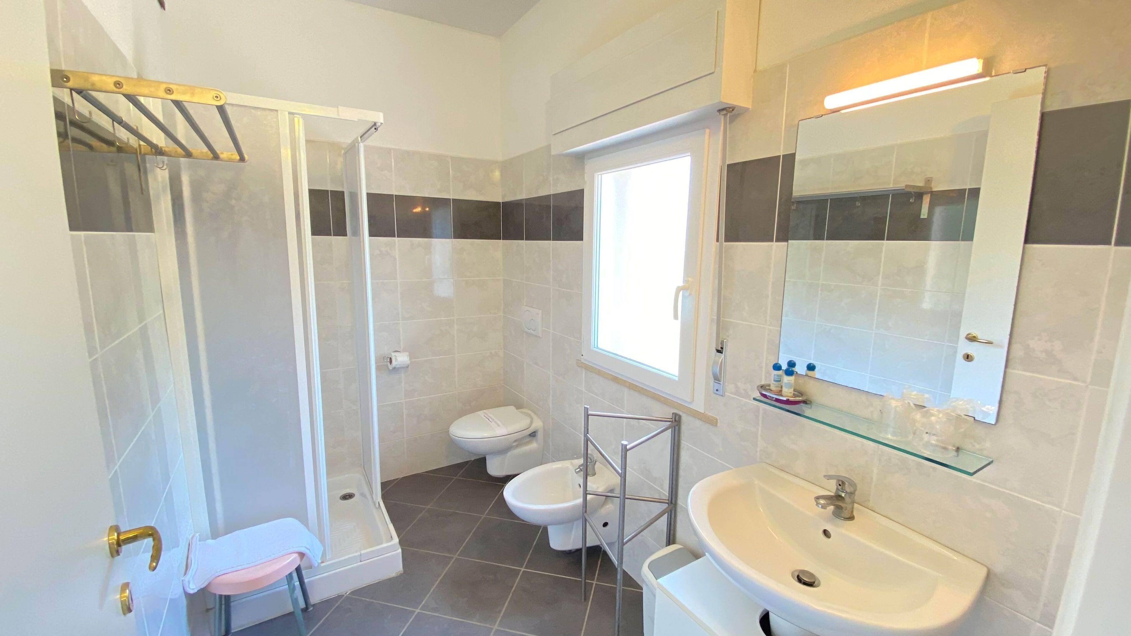 Monolocale comfort | Bagno | Set di cortesia gratuito, asciugacapelli, bidet, asciugamani