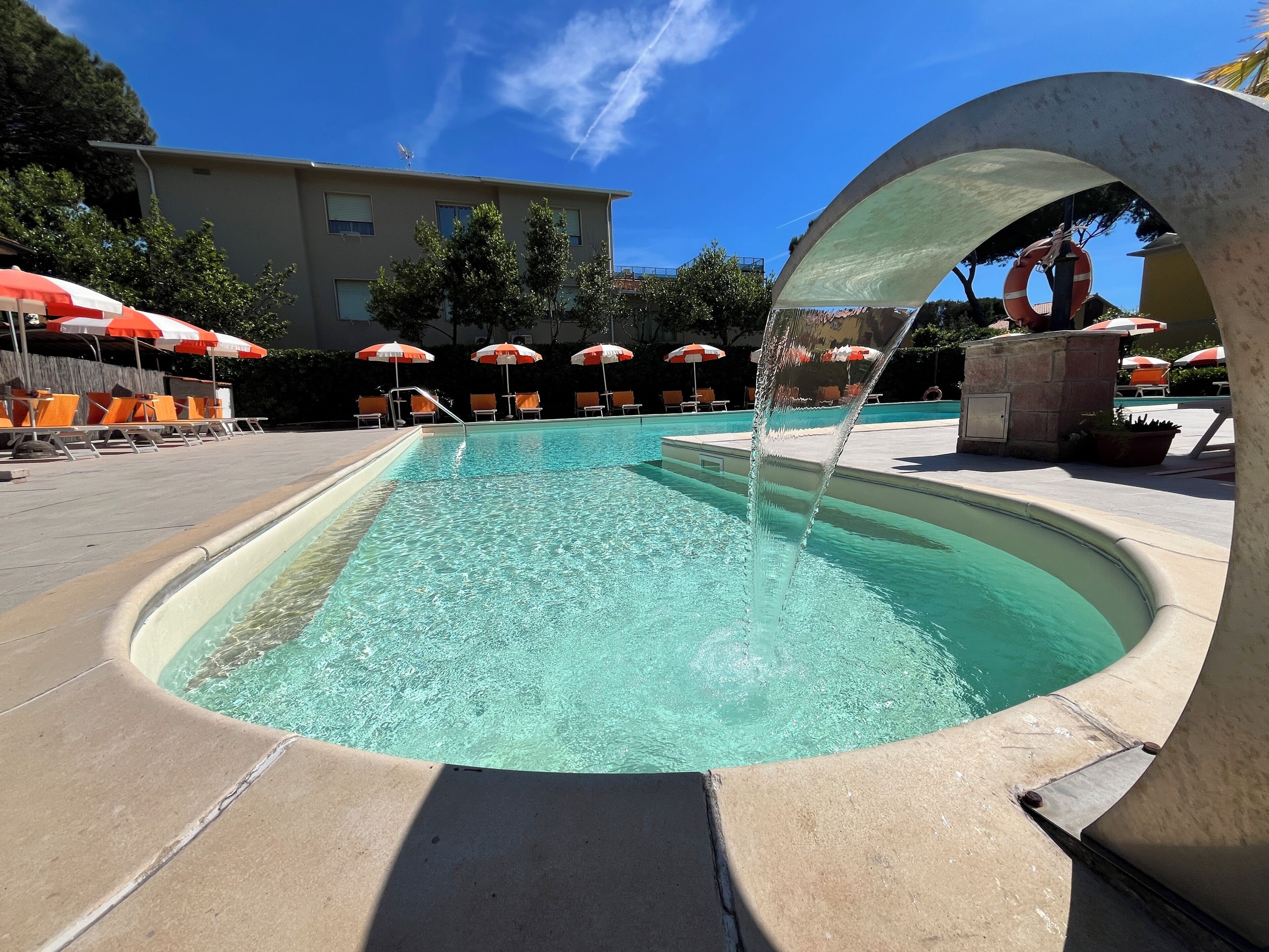 Piscina all'aperto, lettini