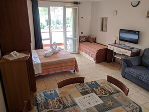 Superior Studio | In-room safe, desk, laptop workspace, free cribs/infant beds - Residence le Rose (Bibbona)