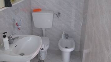 อพาร์ทเมนท์, 1 ห้องนอน, ระเบียง | ห้องน้ำ | ของใช้ในห้องน้ำฟรี, ไดร์เป่าผม, โถสุขภัณฑ์แบบบิเดท์, ผ้าเช็ดตัว
