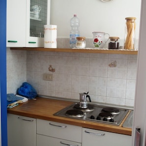 Apartment, 1 Bedroom, Balcony | Private kitchen | Coffee/tea maker, highchair - Residence le Rose (Bibbona)