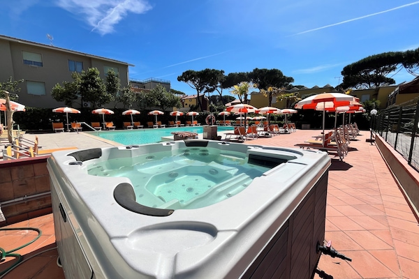 Outdoor spa tub