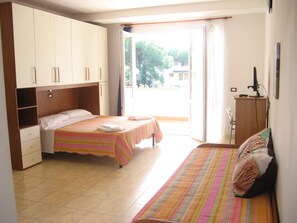 Estudio | Caja de seguridad en la habitación y escritorio 