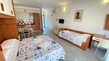 Comfort studio | Een kluis op de kamer, een bureau, een laptopwerkplek, gratis babybedden