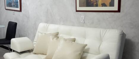 Classic House, 2 Bedrooms | Living room | 42-inch flat-screen TV with cable channels, LCD TV