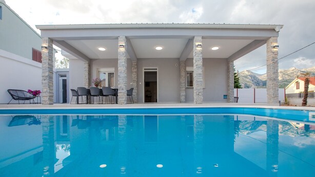 Front of property - Villa Lesinger (Starigrad)