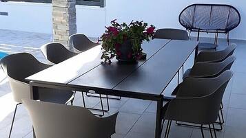 Außenpool, Sonnenschirme, Liegestühle