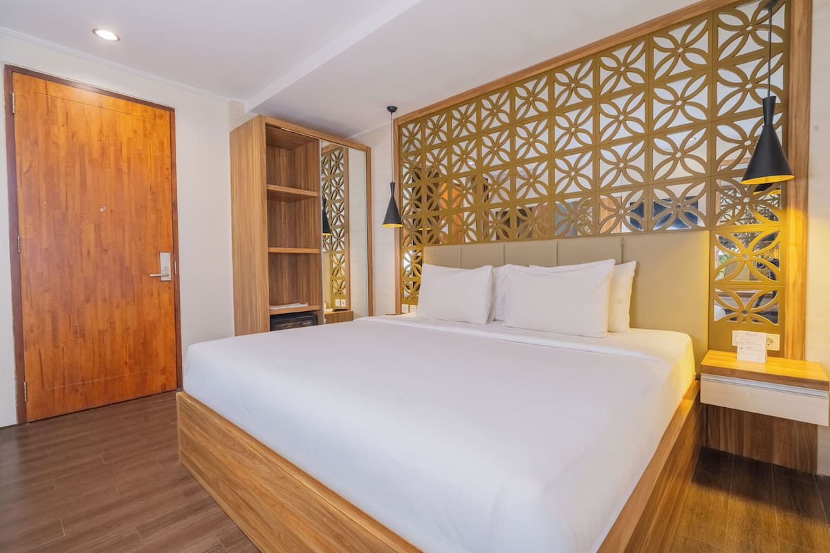 Habitación superior | Caja de seguridad en la habitación, escritorio y insonorización