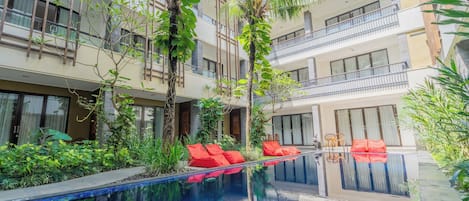Outdoor pool, pool loungers