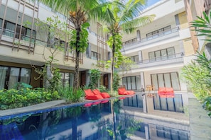 Outdoor pool, sun loungers - Swiss-Belinn Seminyak (Seminyak)