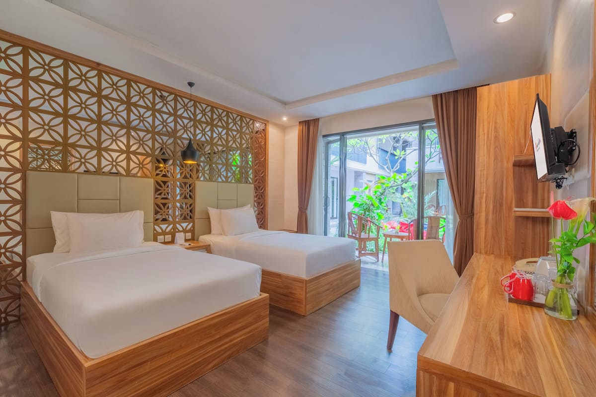 Habitación Deluxe, acceso a la alberca | Caja de seguridad en la habitación, escritorio y insonorización