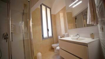 Chambre Double Standard (Blue 1) | Salle de bain | Douche, articles de toilette gratuits, sĂšche-cheveux, bidet