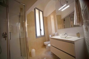 Chambre Standard double (Blue 1) | Salle de bain | Douche, articles de toilette (gratuits), séchoir à cheveux, bidet