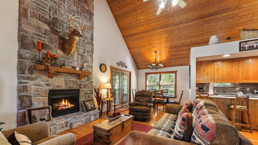 Whispering Woods Lodge-sleeps 10 4 Bedroom Home by RedAwning