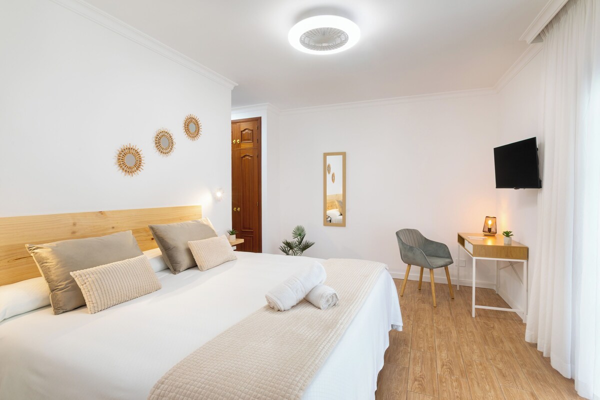 Quarto casal superior | Escrivaninha, cortinas blackout, Wi-Fi de cortesia, roupa de cama