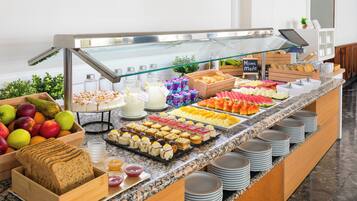 Petit déjeuner buffet servi tous les jours en supplément