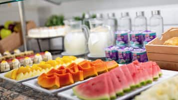 Ein Buffet mit verschiedenen Früchten und Milchprodukten.