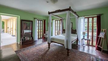 1 bedroom, desk, WiFi