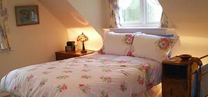 Desk, free WiFi, bed sheets - Heatherdene House (Wimborne)