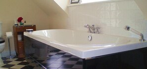 Shower, hair dryer, towels - Heatherdene House (Wimborne)