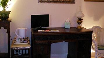 Escritorio, wifi gratis y ropa de cama