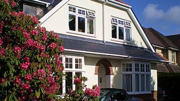 Vista frontal de la propiedad