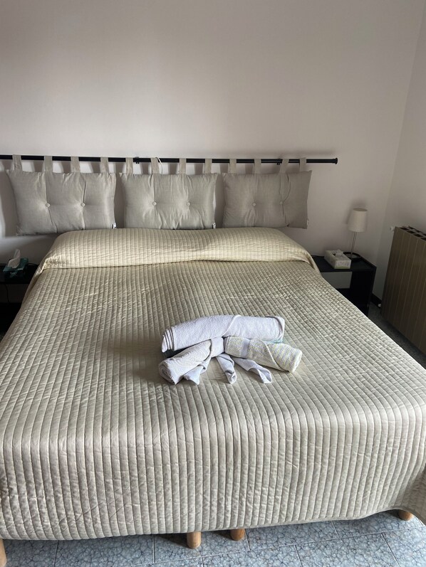 1 habitación, wifi y ropa de cama