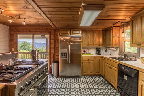 Grandview Getaway - 10 mins from Parkway, Hot tub, Private, Ping Pong table