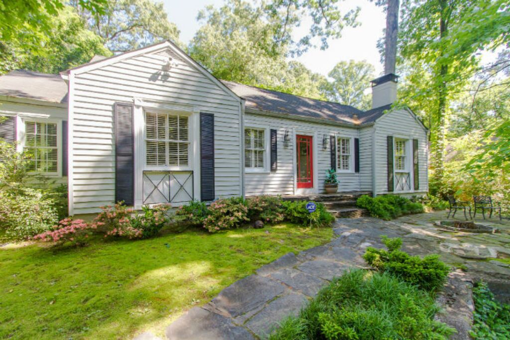 In-Demand South Buckhead Cottage Near Everything, Bring Pets!