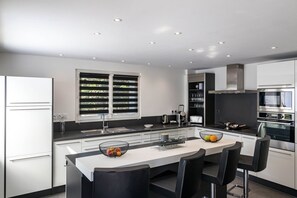 Geladeira, micro-ondas, fogão, cooktop