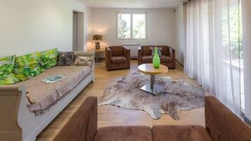 Televisie, een open haard, een tafeltennistafel en boeken