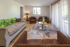 TV, lareira, mesa de pingue-pongue, livros