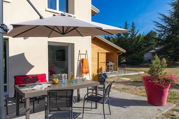 Outdoor dining - Emma's Villa in Crots (Crots)