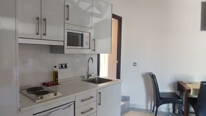 Deluxe Apartment, 1 Bedroom | Private kitchen | Coffee/tea maker, fridge, microwave, stovetop - Apartamentos Torre de la Mezquita (Córdoba)