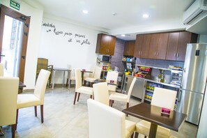 Daily buffet breakfast (EUR 5.80 per person) - Apartamentos Torre de la Mezquita (Córdoba)