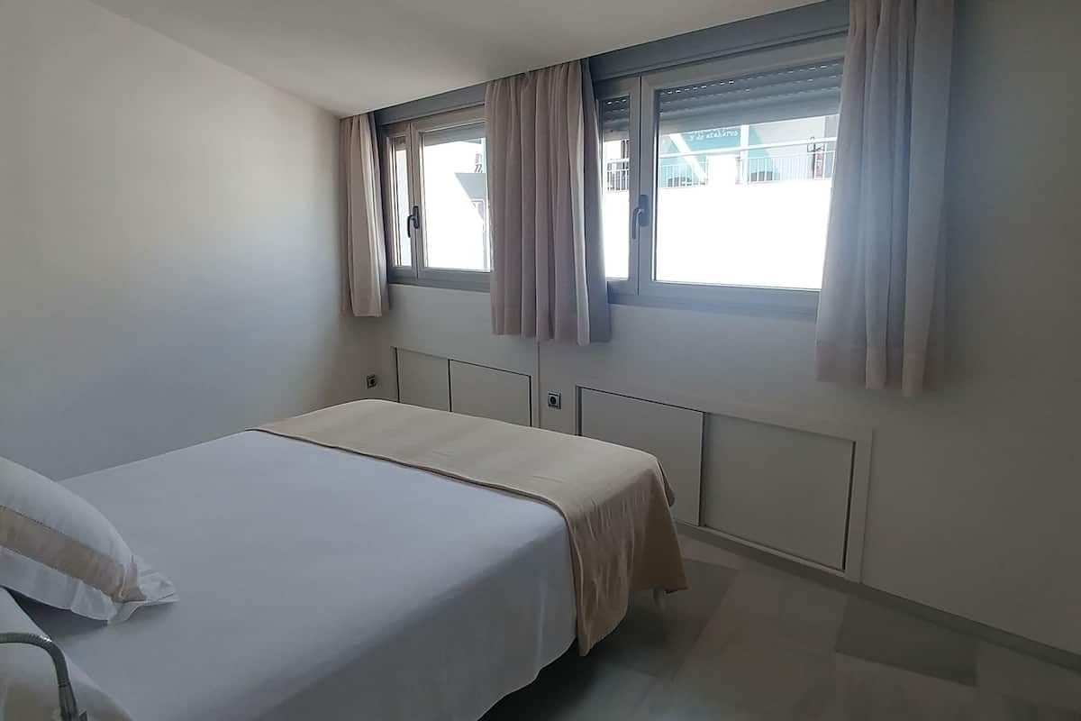 Penthouse, 1 Bedroom | Free cribs/infant beds, free WiFi, bed sheets
