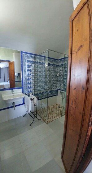Departamento Deluxe, 1 habitación | Baño | Regadera, amenidades de baño gratuitas, secadora de cabello, toallas 