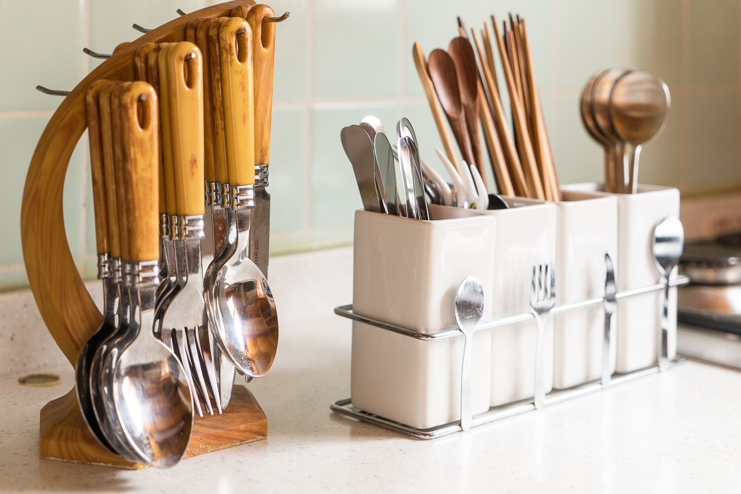 Un recipiente para utensilios de cocina con varios utensilios.