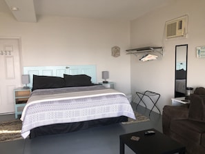 Boathouse Inn - Lower Cottage | 2 bedrooms, free WiFi, bed sheets - Seaway Slips Waterfront Cottages (Clayton)
