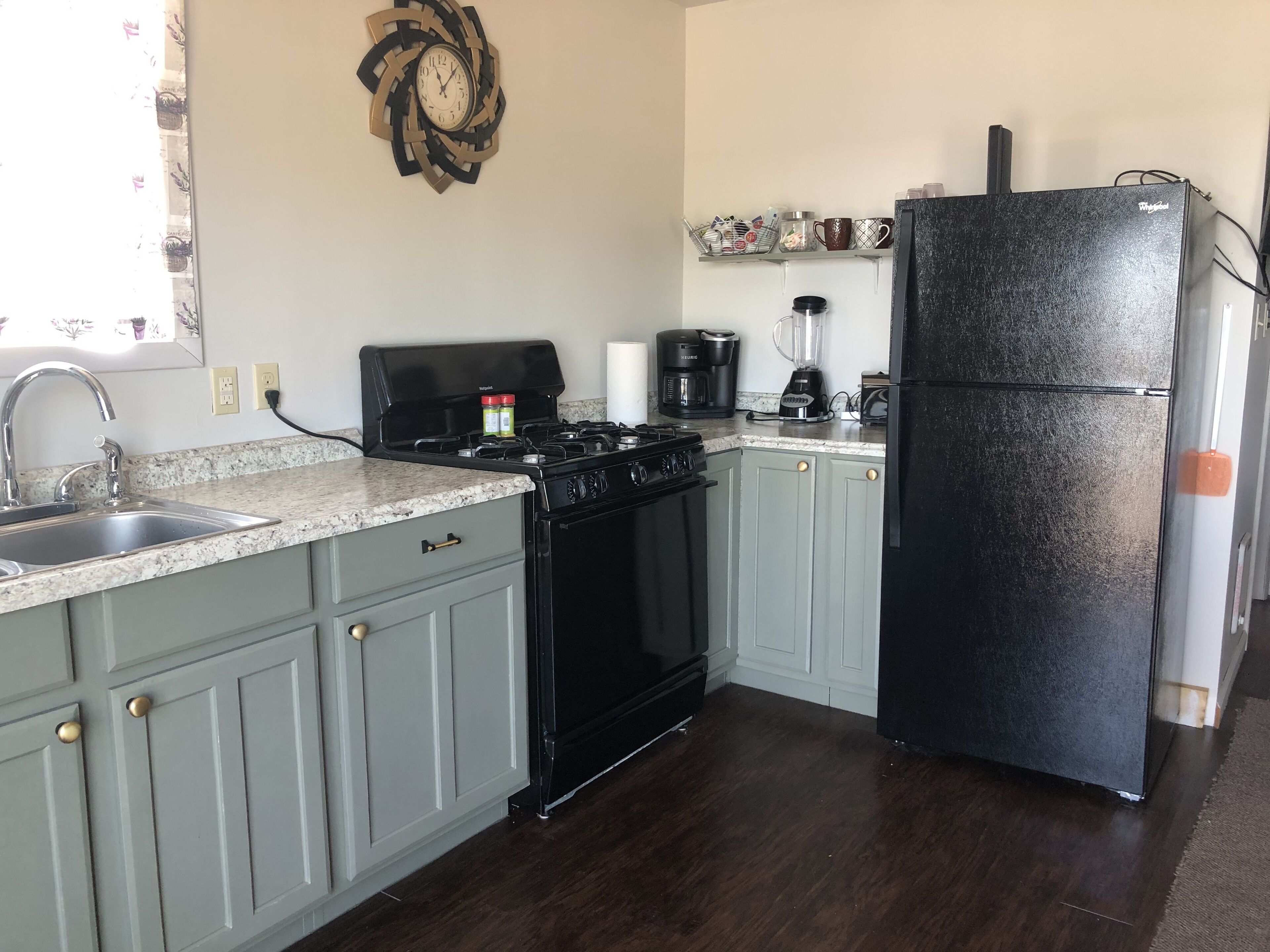 Boathouse Inn - Upper Cottage | Private kitchen | Fridge, microwave, oven, stovetop